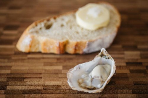 El encuentro perfecto: ostiones y pan artesanal