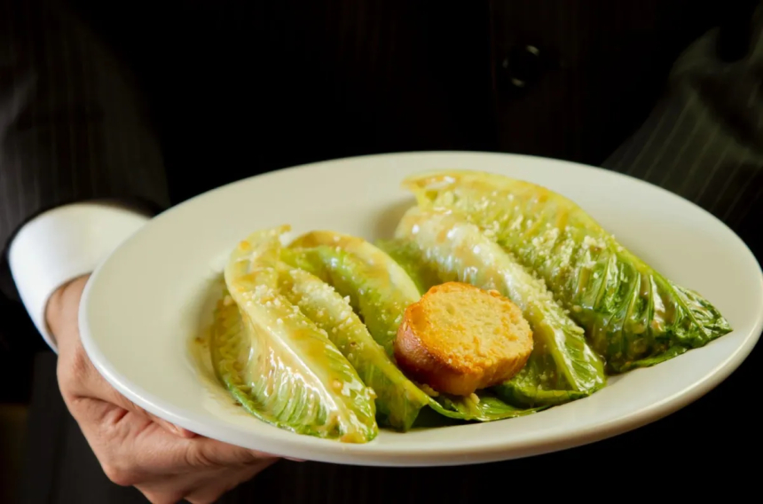 La verdadera historia de la Ensalada César: origen, mitos y evolución hasta hoy